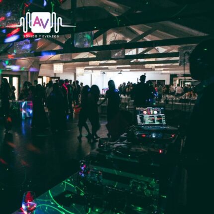 Alquiler de equipos de sonido para eventos sociales en Lima. Sonido de alta fidelidad. AV Sonido.