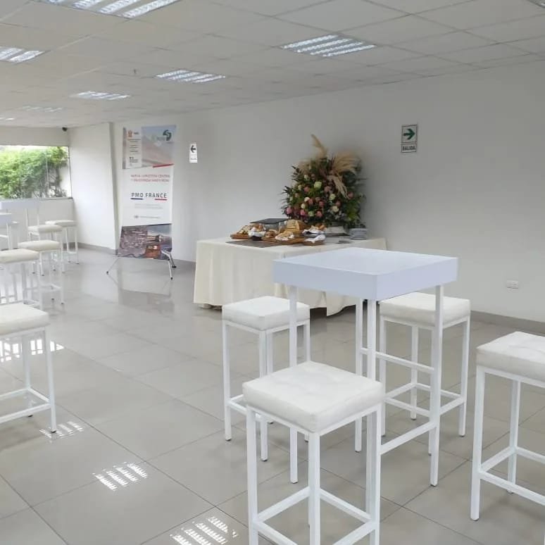 Evento corporativo con mobiliario AV Sonido 2