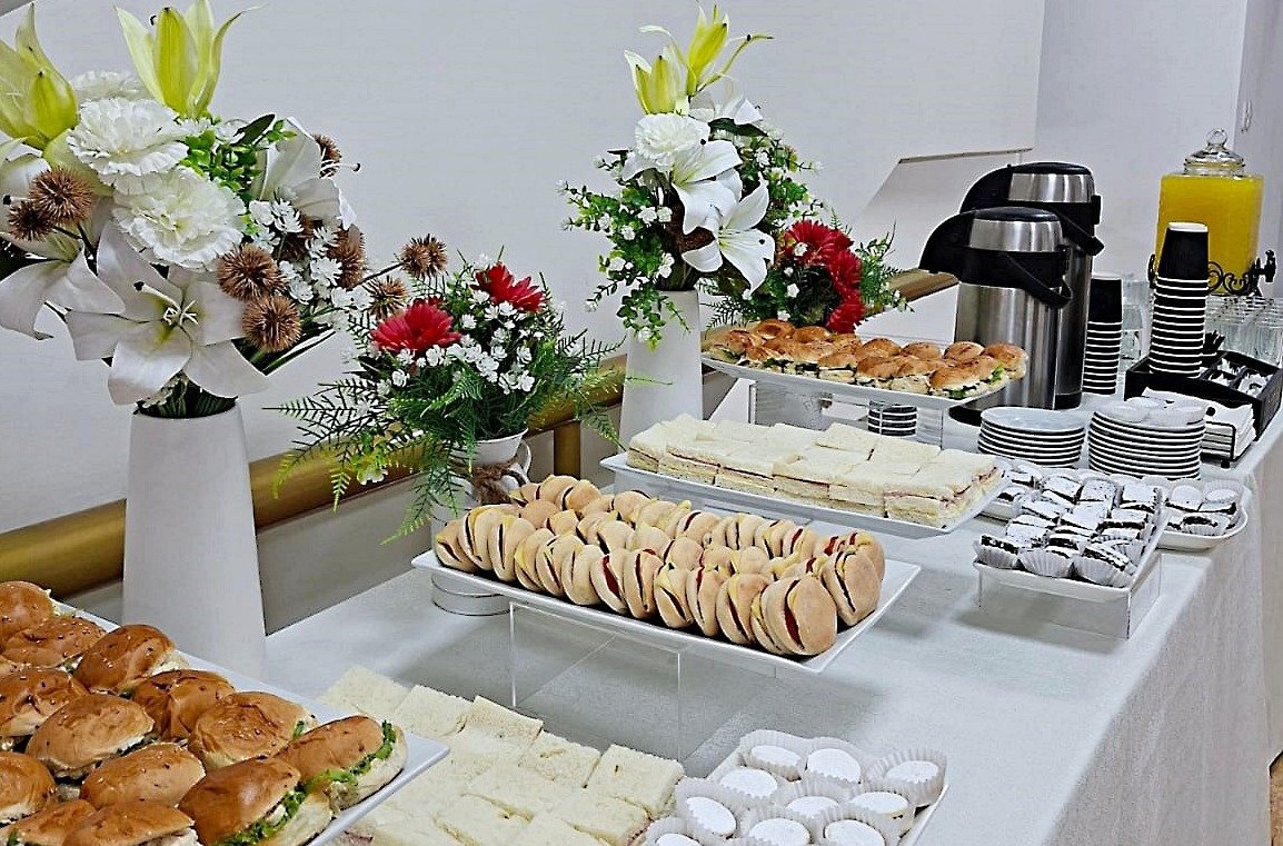 Mesa de coffee break montada por AV Sonido para un evento corporativo en Lima