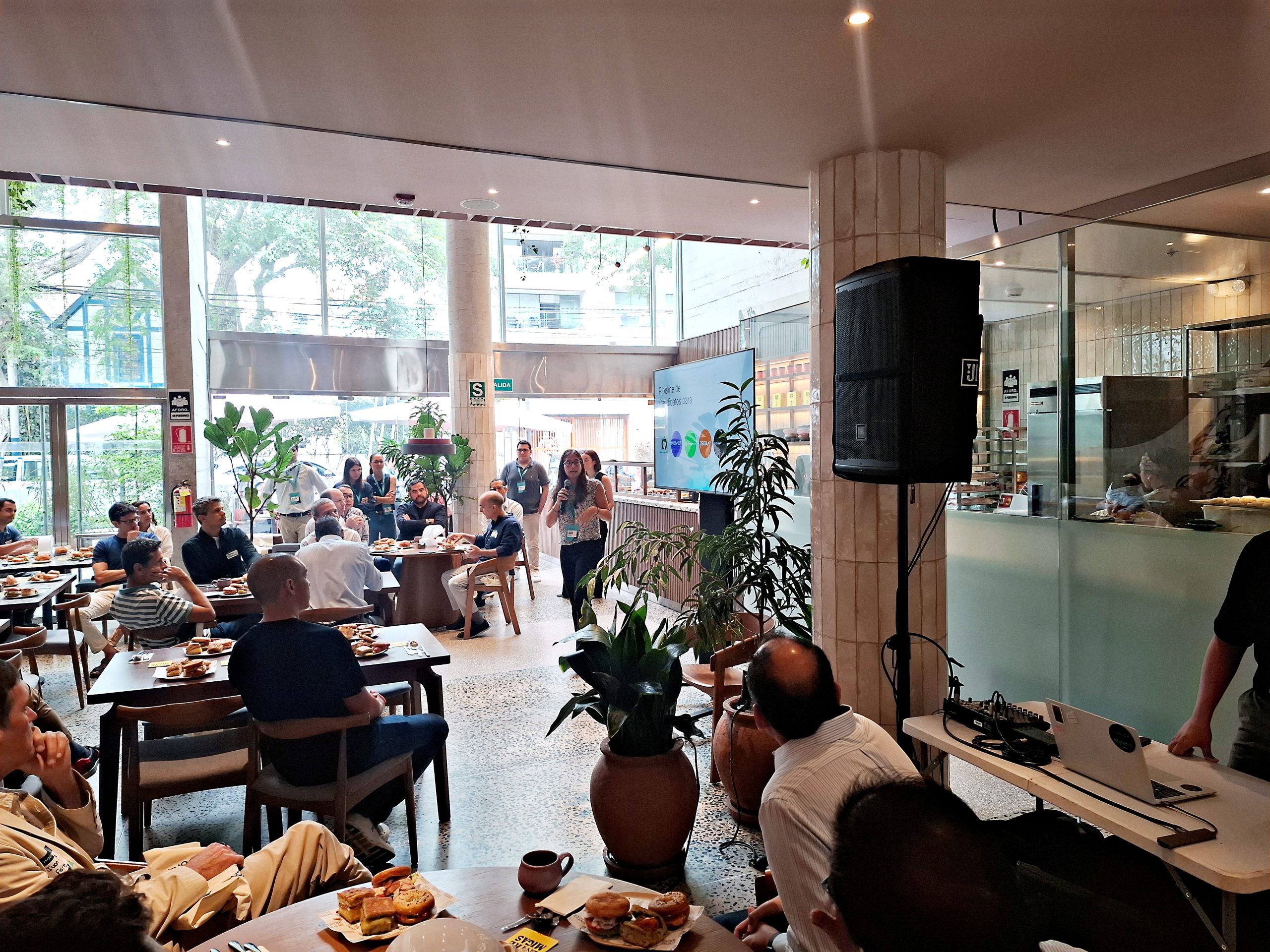 Equipos audiovisuales profesionales para eventos corporativos en Lima