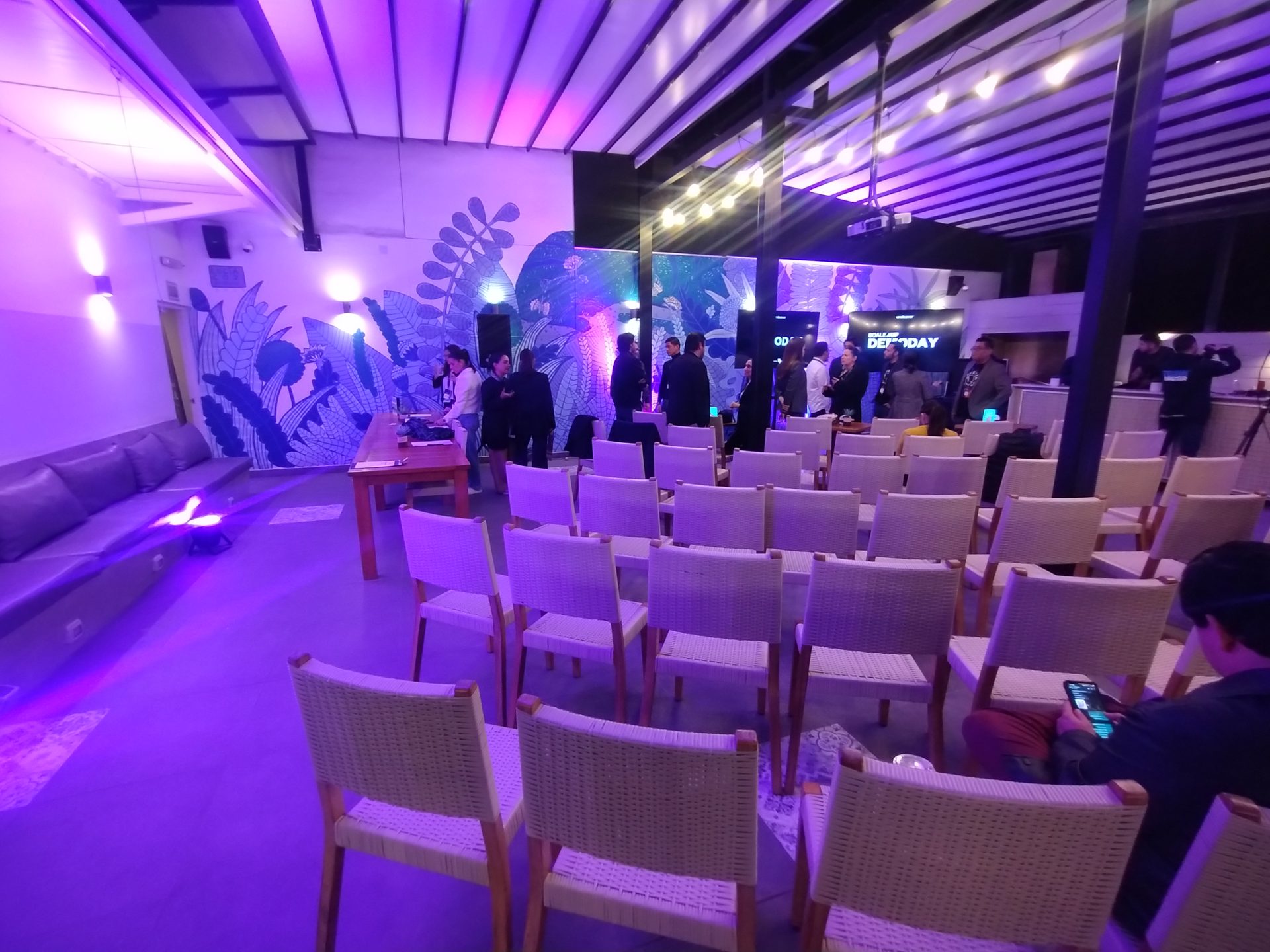 Evento corporativo iluminado por AV Sonido con luces Par LED y cabezas móviles en Lima