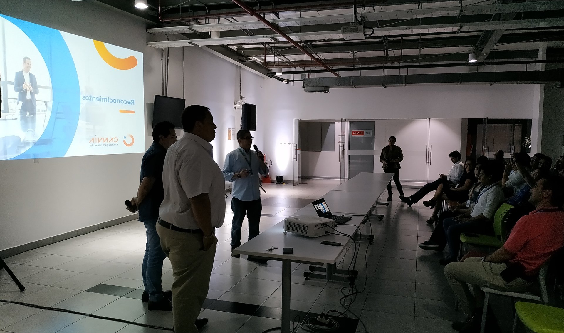 Proyección de una presentación corporativa organizada por AV Sonido en Lima
