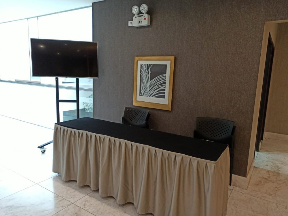 Televisor instalado en rack pedestal por AV Sonido para un evento corporativo en Lima