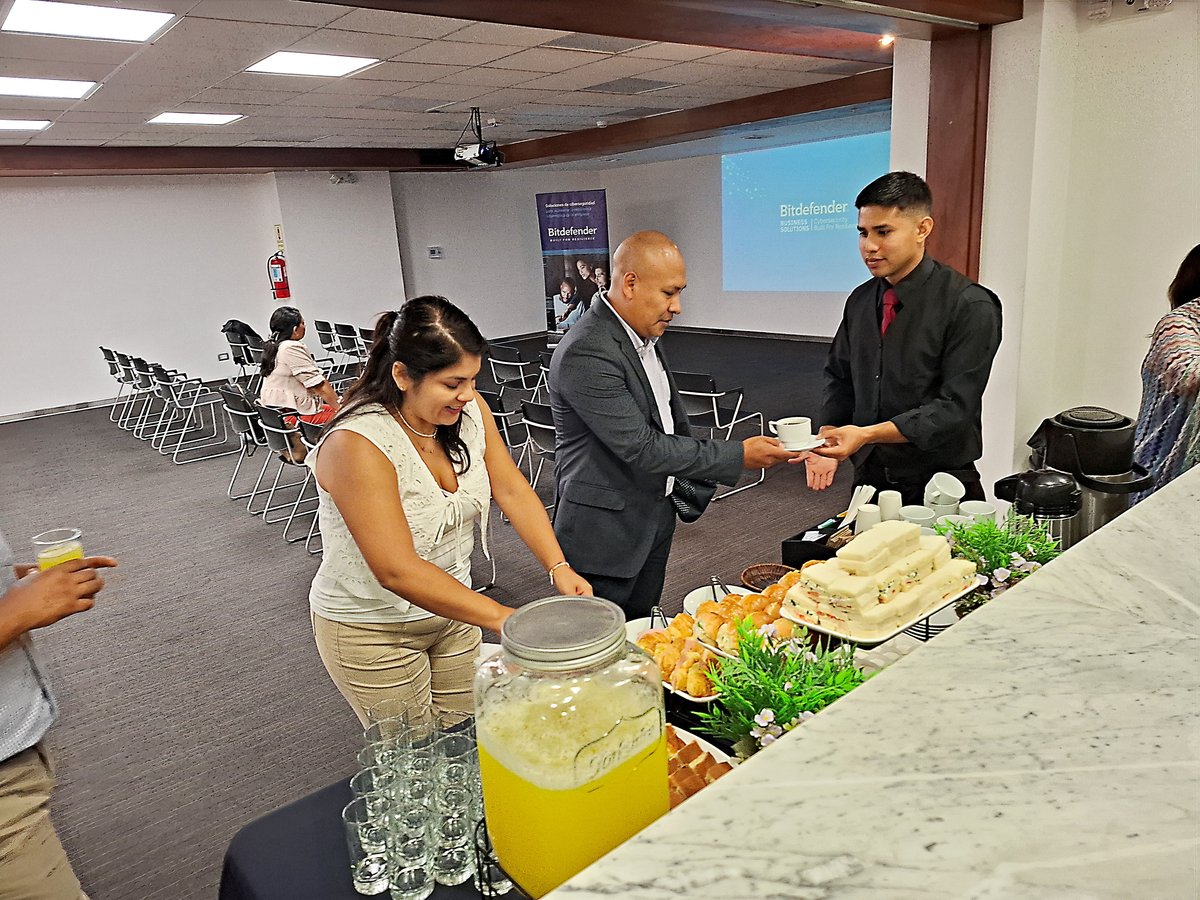 Mesa de coffee break montada por AV Sonido para un evento corporativo en Lima