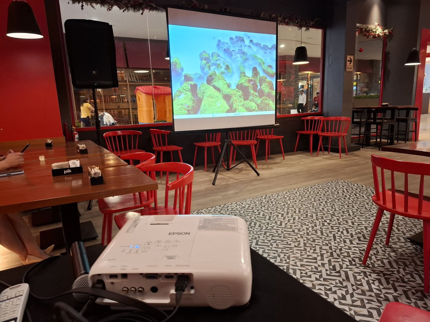 Proyector instalado por AV Sonido para una presentación corporativa en Lima