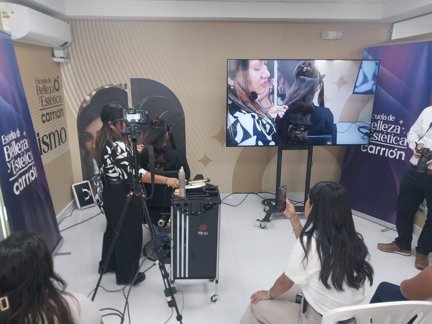 Transmisión en vivo instalada por AV Sonido para un evento corporativo en Lima