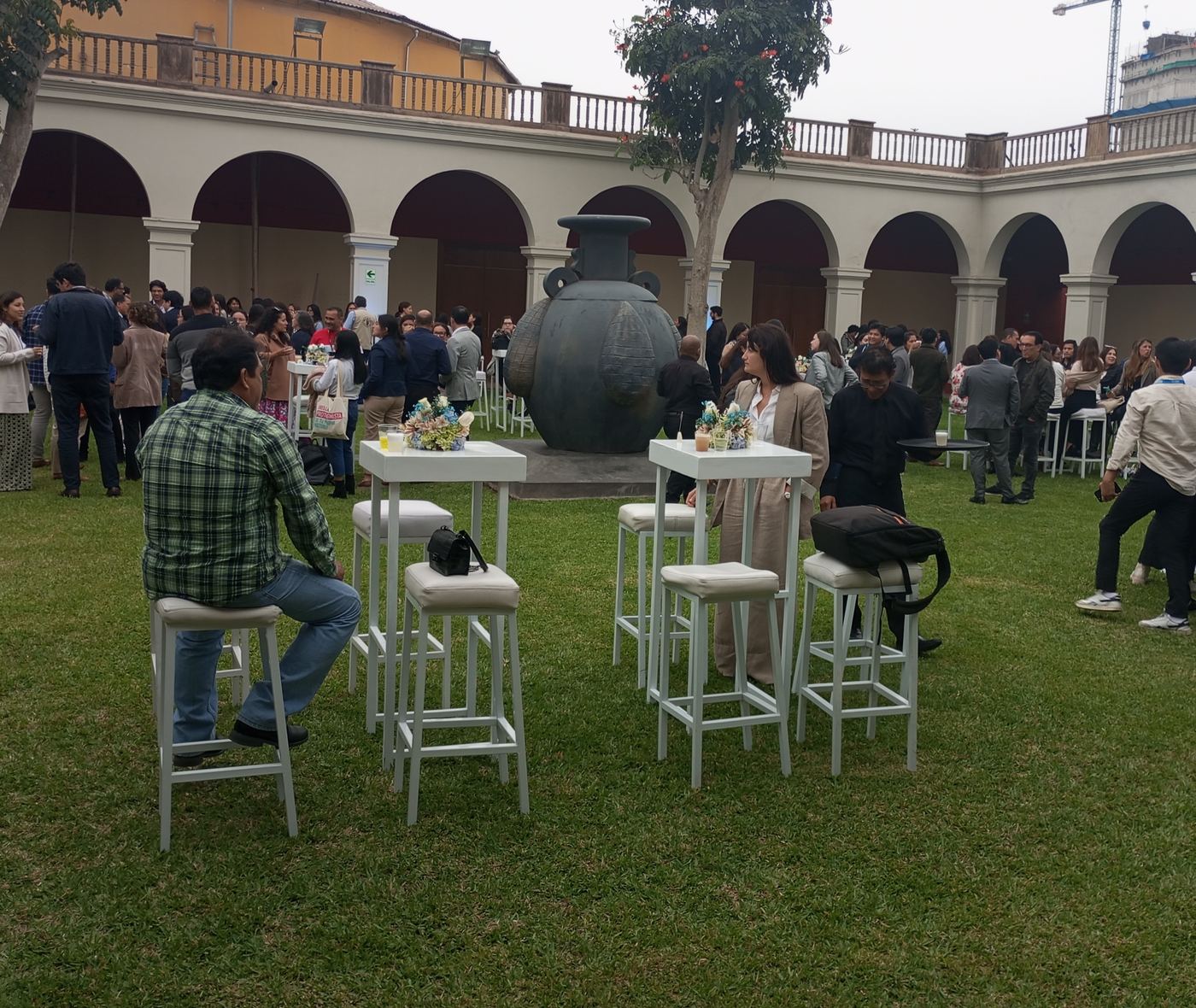 Alquiler de mobiliario para eventos corporativos en Lima - AV Sonido