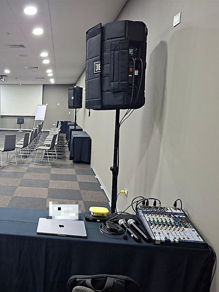 Alquiler de equipos de sonido para eventos corporativos en Lima: parlante JBL, consola y micrófonos inalámbricos