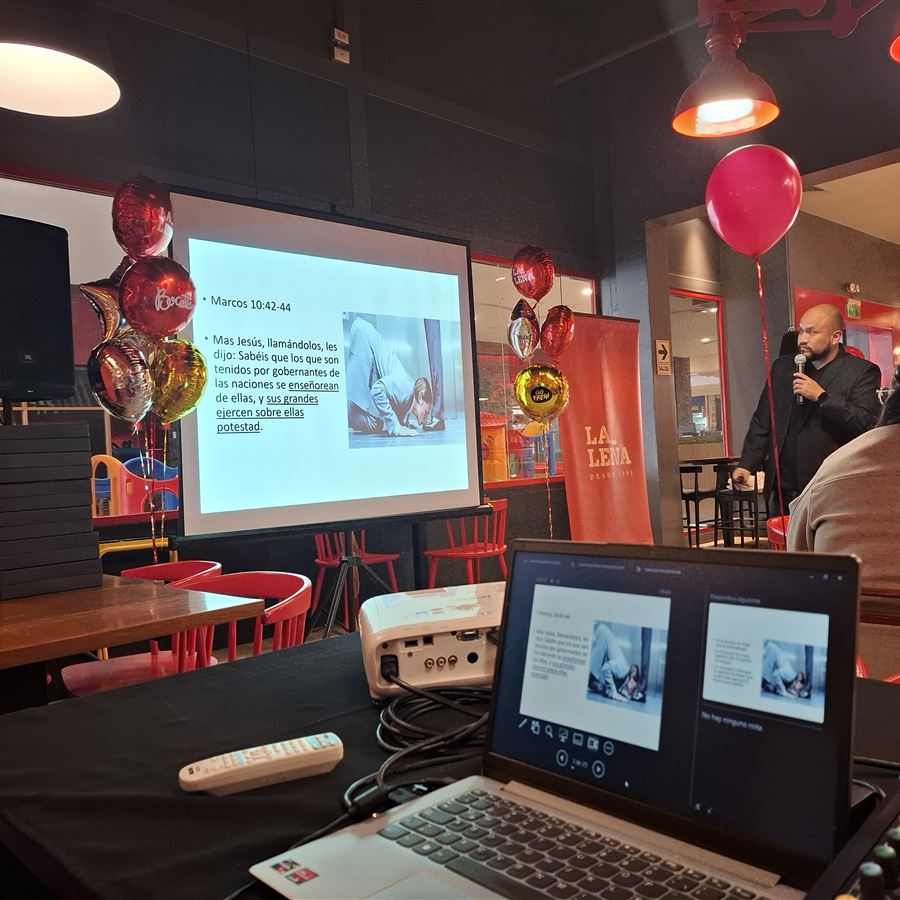 Alquiler de proyectores y ecran para eventos corporativos en Lima: proyector, ecran y laptop en presentación
