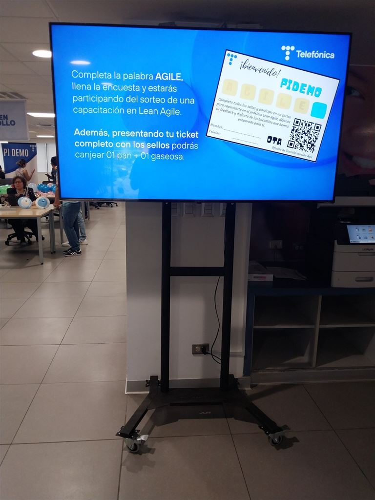 Alquiler de televisores para eventos empresariales en Lima: televisor en rack en evento corporativo